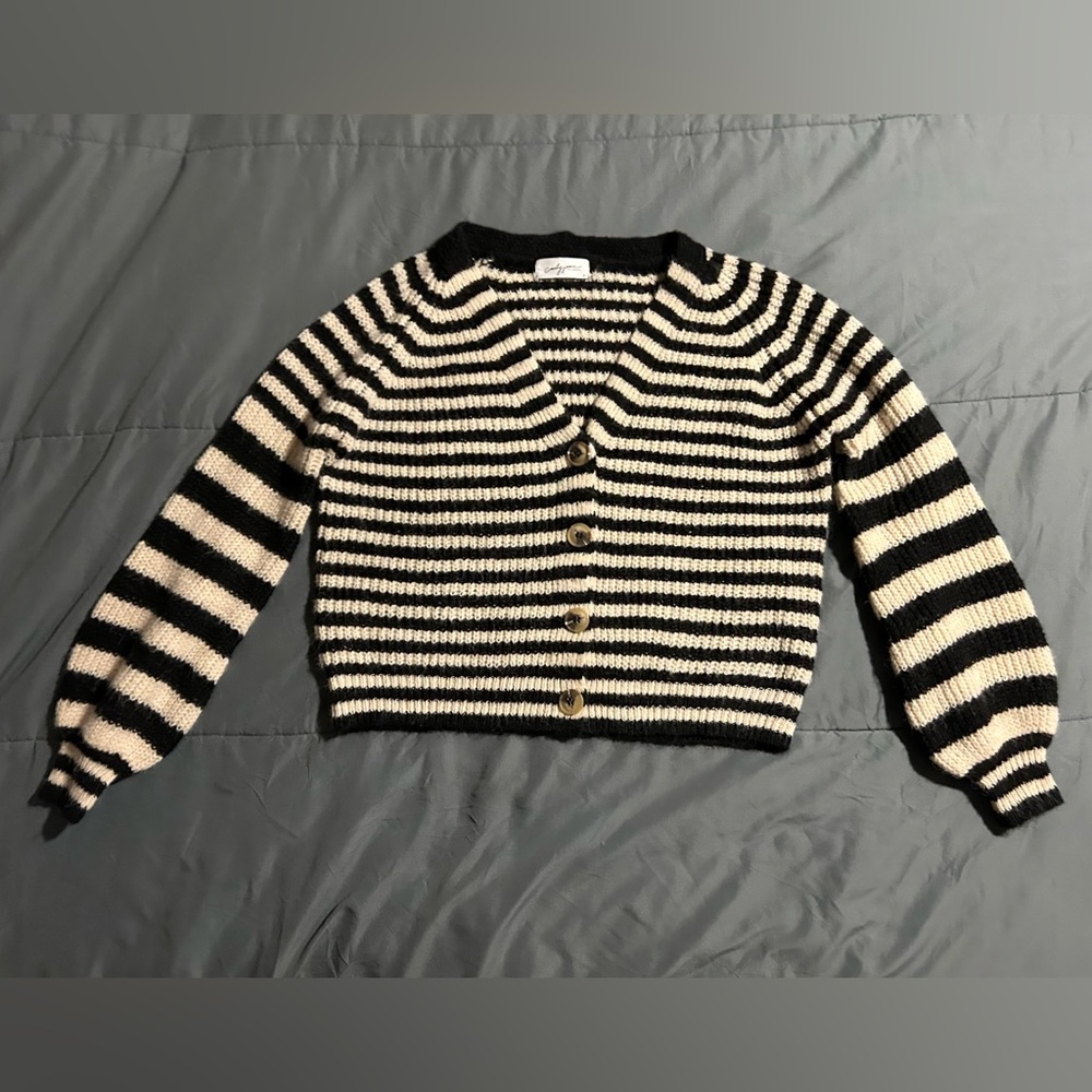Carly Jean Los Angeles Cropped Cardigan
